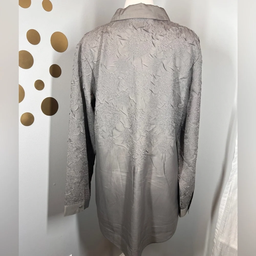 EUC Chico’s Crinkle Texture Blouse - Picture 5 of 7